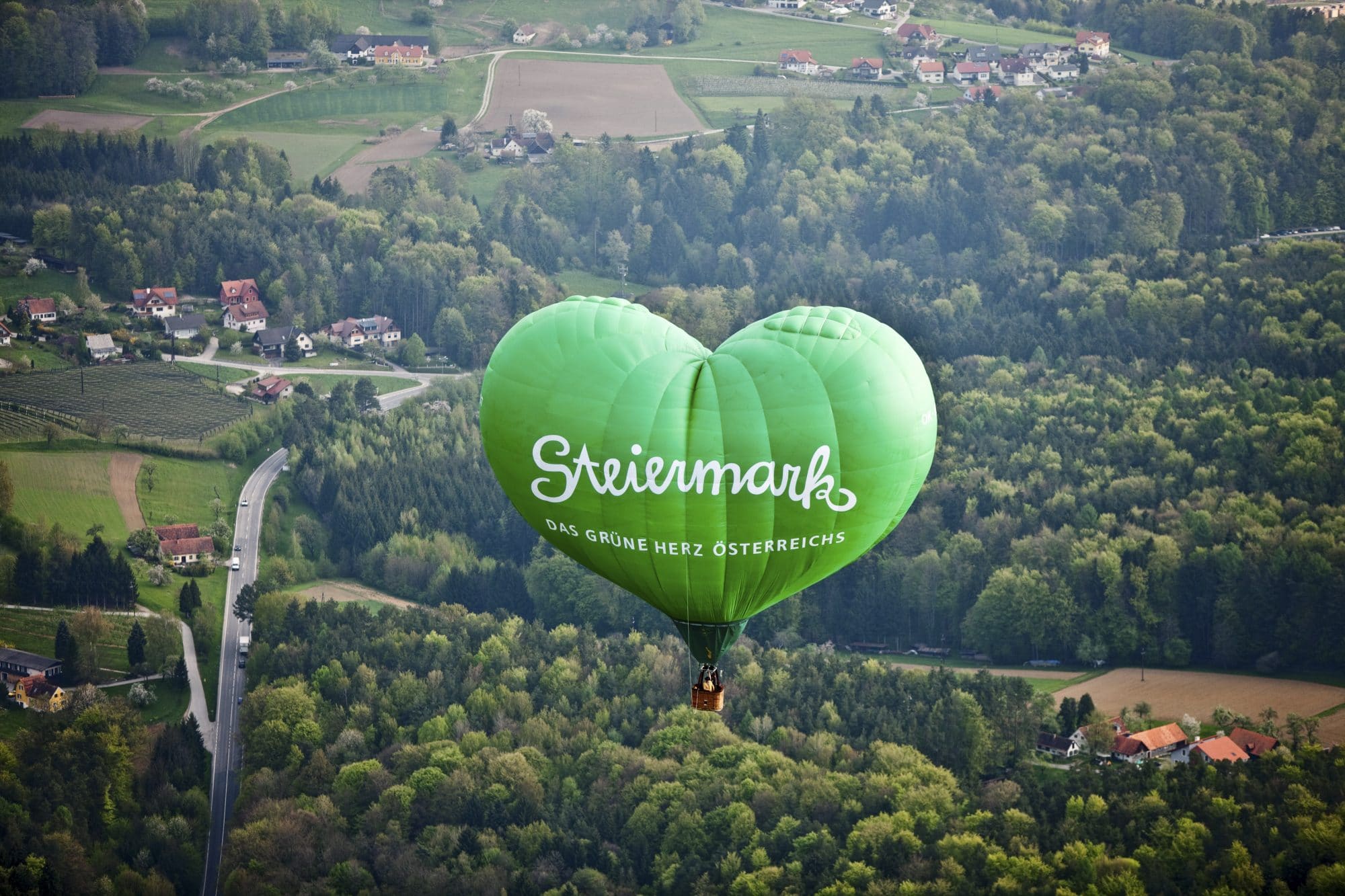 Steiermark-Herzballon ueber der Oststeiermark
