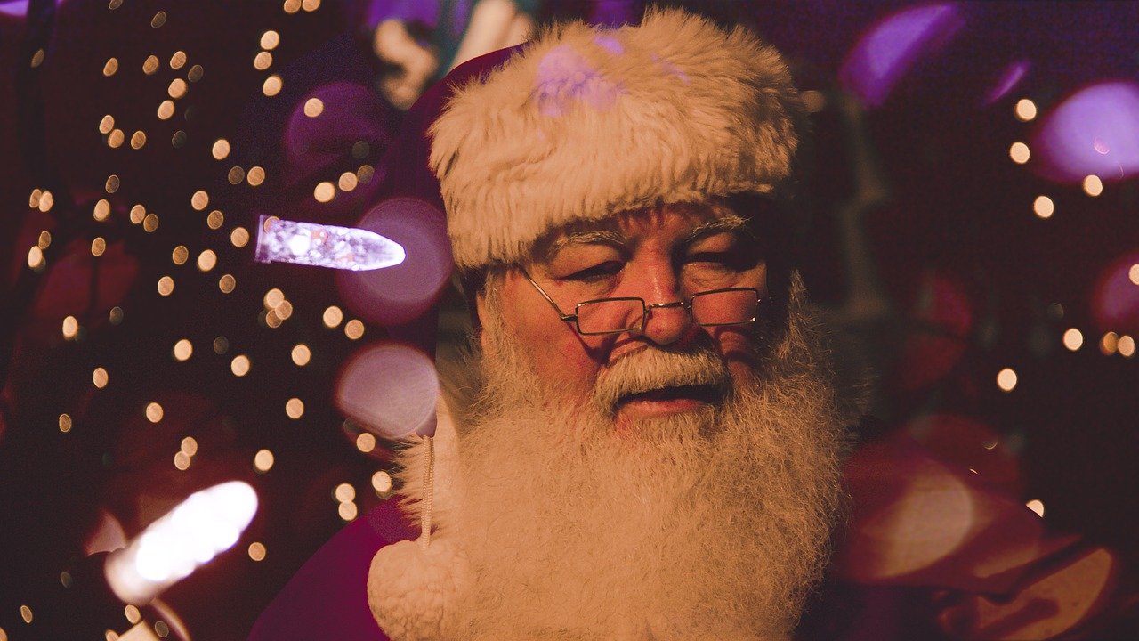 Weihnachtsmann mit Lichterketten