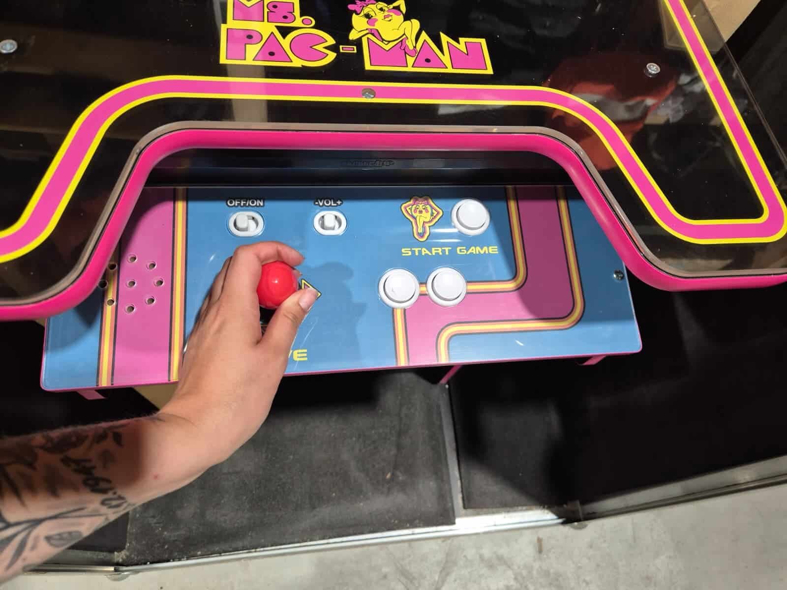 8880 PacMan Table by RETTER EVENTS (c) Retter Events